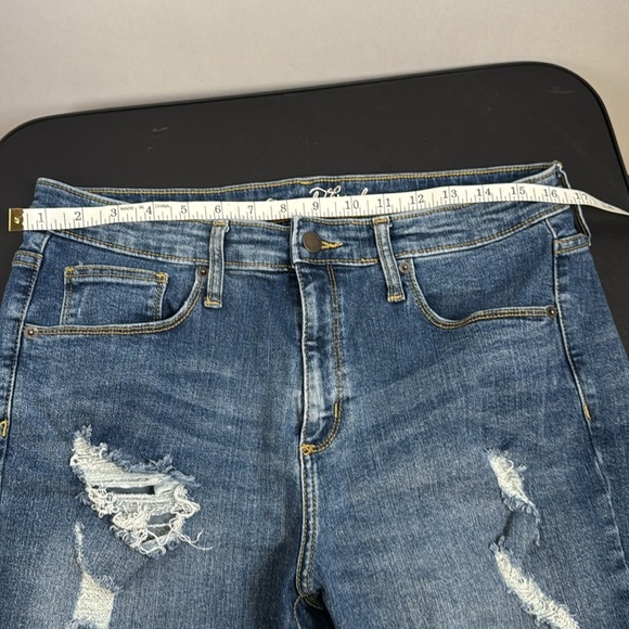 Universal Threads Cut off shorts. Size 14/32R. Stretchy material. - Picture 5 of 9